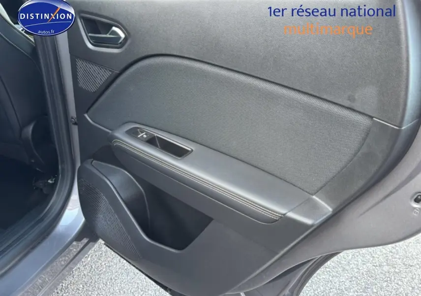Vue intérieure du panneau de porte arrière droite gris foncé avec commandes de vitre et haut-parleur intégré sur Renault Symbioz 2025.