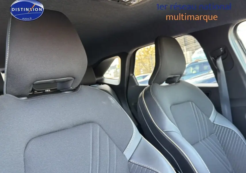 Vue intérieure rapprochée des sièges avant gris foncé de la Renault Symbioz 2025 avec surpiqûres contrastantes.