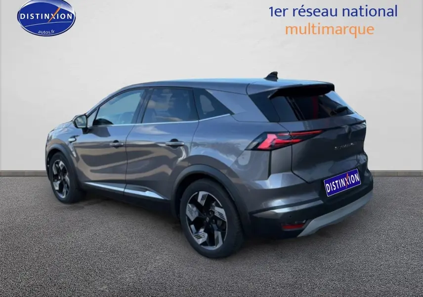 Renault Symbioz 2025 gris métallisé, vue 3/4 arrière droit, avec feux arrière LED et jantes noires distinctives.
