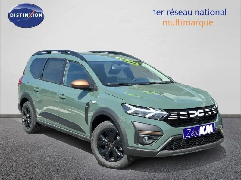 Vue 3/4 avant gauche d'un Dacia Jogger vert avec jantes noires et coques de rétroviseurs bronze.