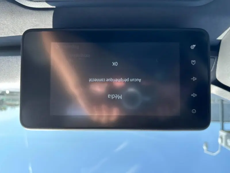 Écran tactile central du tableau de bord du Dacia Jogger blanc, affichant un message de connexion média.