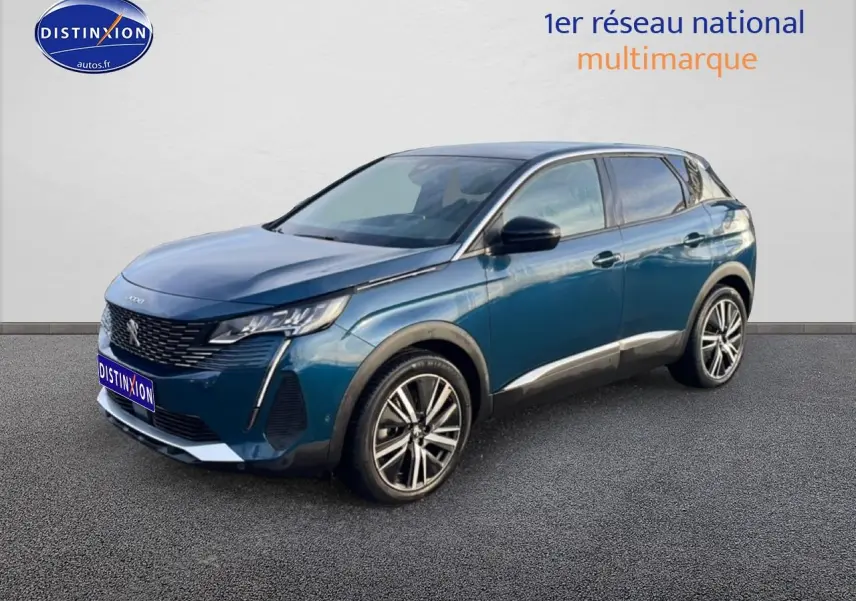 Peugeot 3008 hybride bleu en 3/4 avant droit, avec calandre noire et jantes alliage distinctives.