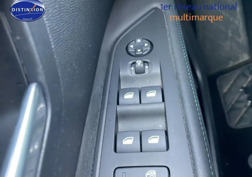 Gros plan sur les commandes des vitres électriques côté conducteur du Peugeot 3008 bleu, version hybride 2024.
