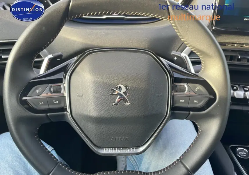 Volant cuir multifonction noir de Peugeot 3008 2024, vue rapprochée centrée sur les commandes au volant.