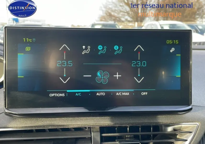 Écran tactile central du tableau de bord du Peugeot 3008 bleu, affichant la climatisation automatique bi-zone.