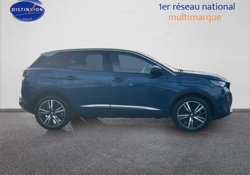 Vue de profil côté gauche du Peugeot 3008 bleu 2024 avec jantes alliage et inserts chromés sur les bas de caisse.