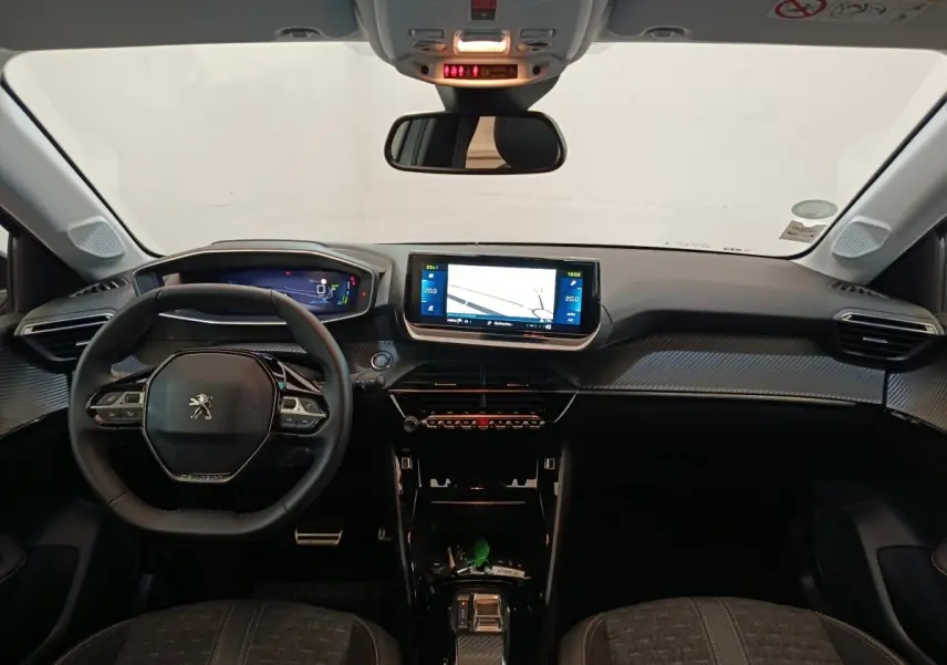 Vue frontale de l'intérieur de la Peugeot 208 Electrique ROADTRIP 2022, tableau de bord noir avec écran tactile central.