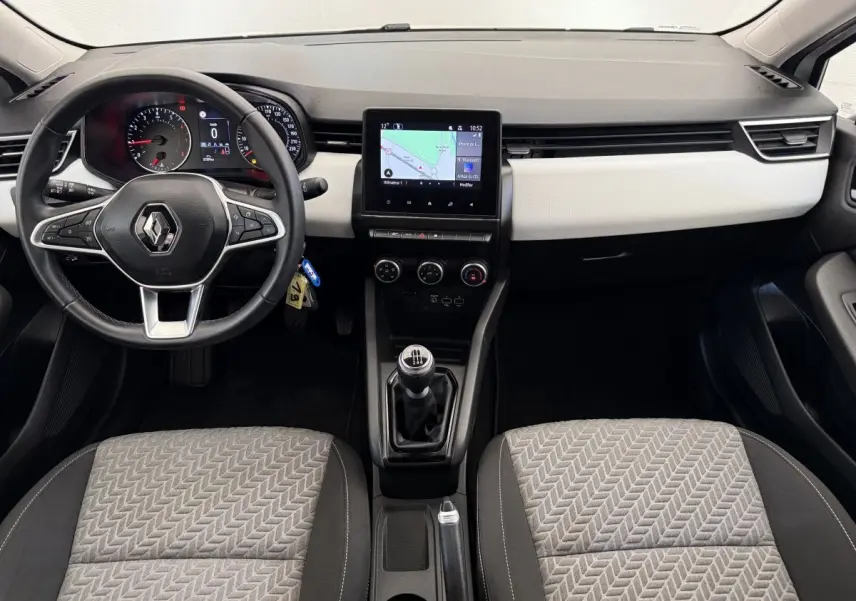 Intérieur Renault Clio 2023 vu de face, tableau de bord noir et beige avec écran tactile central et volant cuir noir.
