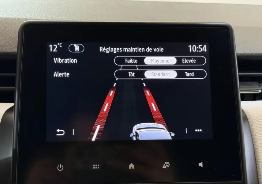 Écran tactile central de la Renault Clio Evolution TCe 100 GPL 2023 montrant les réglages du maintien de voie.