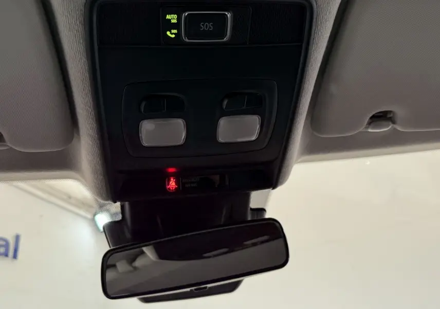 Vue intérieure du plafonnier et rétroviseur central de la Renault Clio blanche Evolution TCe 100 GPL 2023.