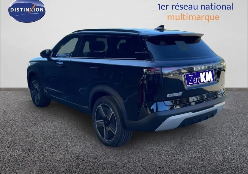 Vue 3/4 arrière droite du SUV JAECOO J7 noir carbone métallisé avec toit noir et jantes modernes.