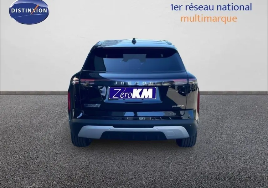 Vue arrière du SUV JAECOO J7 noir carbone métal avec feux arrière fins et logo distinctif lumineux.