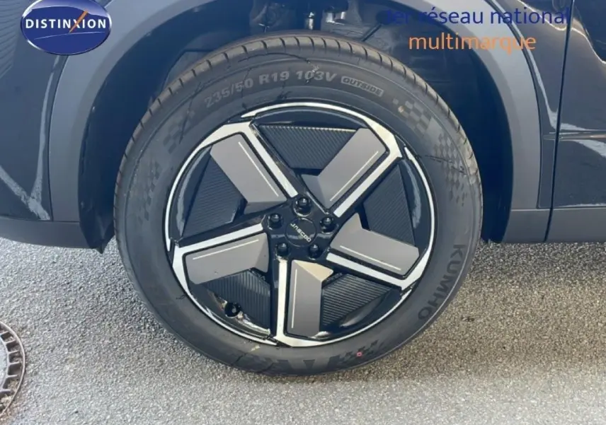 Gros plan sur la roue avant droite du JAECOO J7 noir carbone, avec jante design bicolore et pneu 19 pouces.