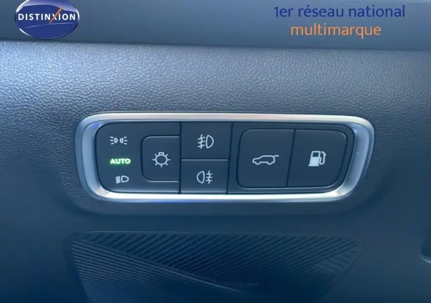 Panneau de commandes des feux et ouverture de coffre sur JAECOO J7 noir carbone, vue rapprochée intérieure.