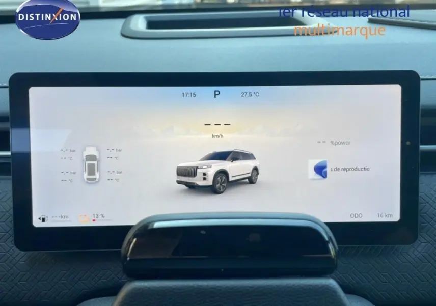 Écran numérique intérieur montrant une représentation 3D blanche du SUV JAECOO J7 en vue de profil côté gauche.