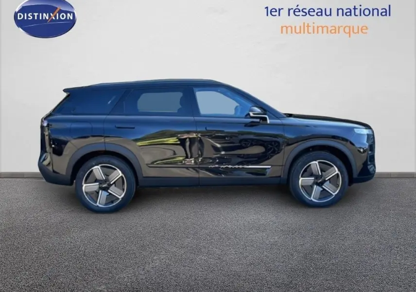 Vue de profil côté gauche du SUV JAECOO J7 noir carbone métal avec jantes alliage et lignes épurées.