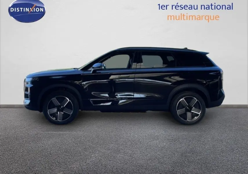 Vue de profil côté gauche du SUV JAECOO J7 noir carbone métal, avec jantes modernes et lignes épurées.