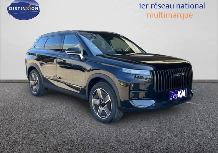 SUV JAECOO J7 noir carbone métal en 3/4 avant droit, avec calandre verticale marquée et jantes modernes.