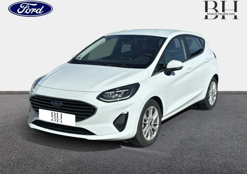 Ford Fiesta blanc glacier vue 3/4 avant droit avec calandre noire et jantes alu brillantes.