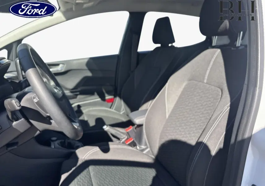 Vue intérieure côté conducteur de la Ford Fiesta 2023, montrant les sièges en tissu noir Kasbah et le volant cuir.