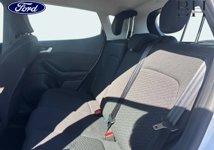 Vue intérieure arrière côté droit montrant la banquette tissu noir Kasbah de la Ford Fiesta blanc Glacier 2023.