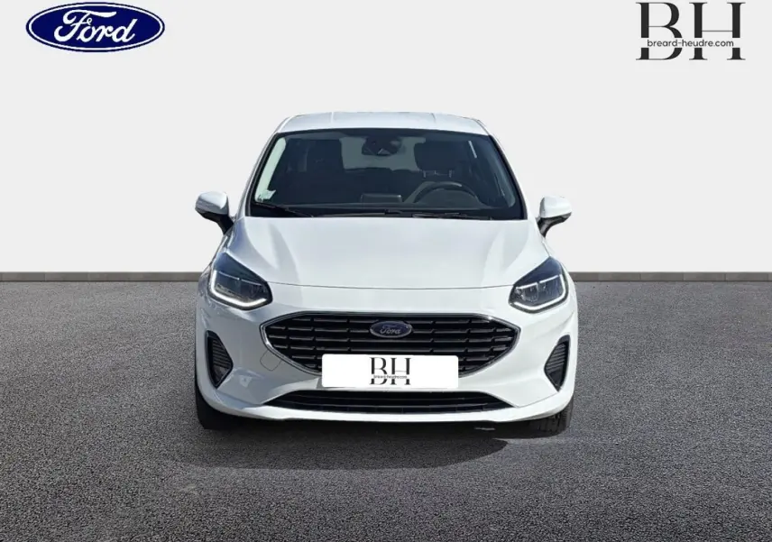 Vue avant d'une Ford Fiesta blanc glacier 2023 avec calandre noire et phares LED distinctifs.