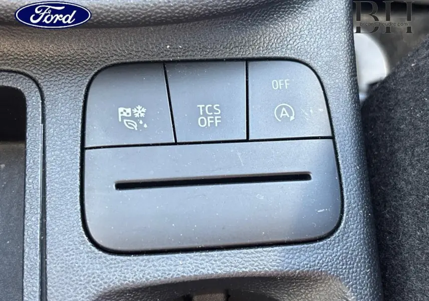 Gros plan sur les boutons de commande noirs du tableau de bord de la Ford Fiesta blanc glacier 2023.