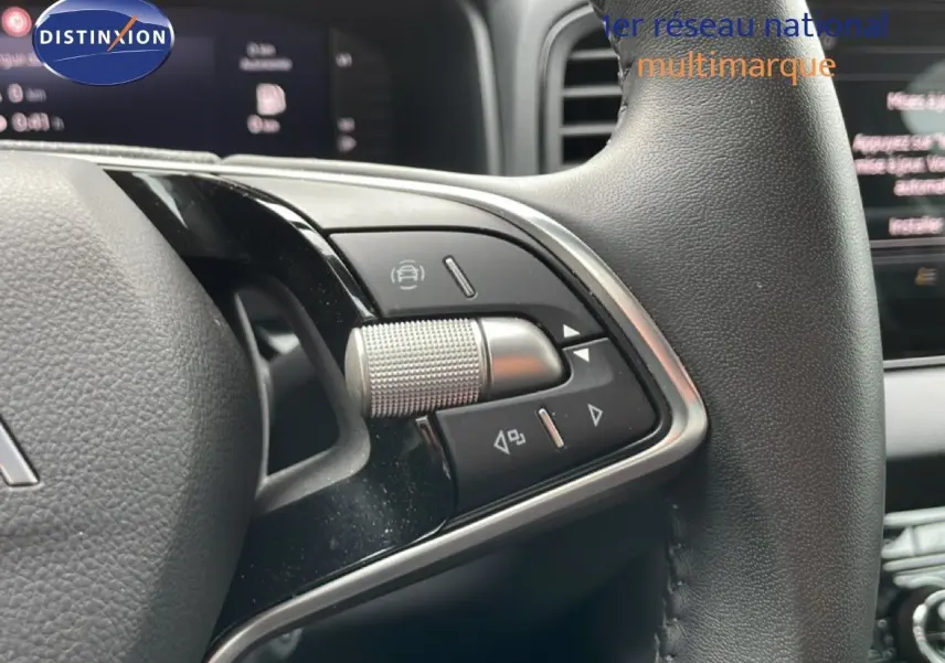Gros plan sur le volant cuir noir multifonction du Skoda Karoq 2025, avec commandes intégrées et finition chromée.