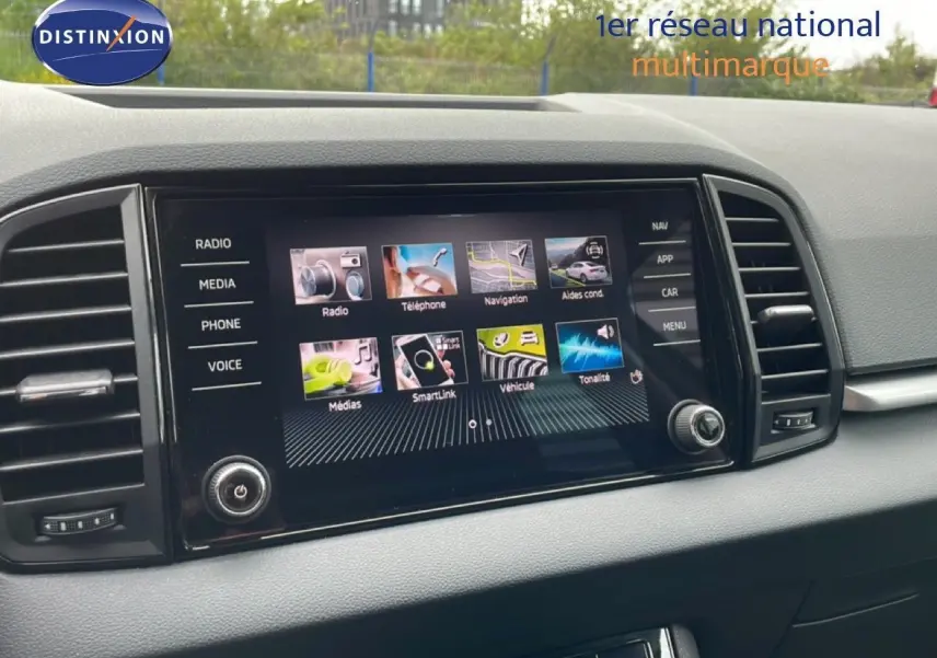 Vue rapprochée de l'écran tactile central noir du Skoda Karoq 2025, affichant les options multimédia et navigation.
