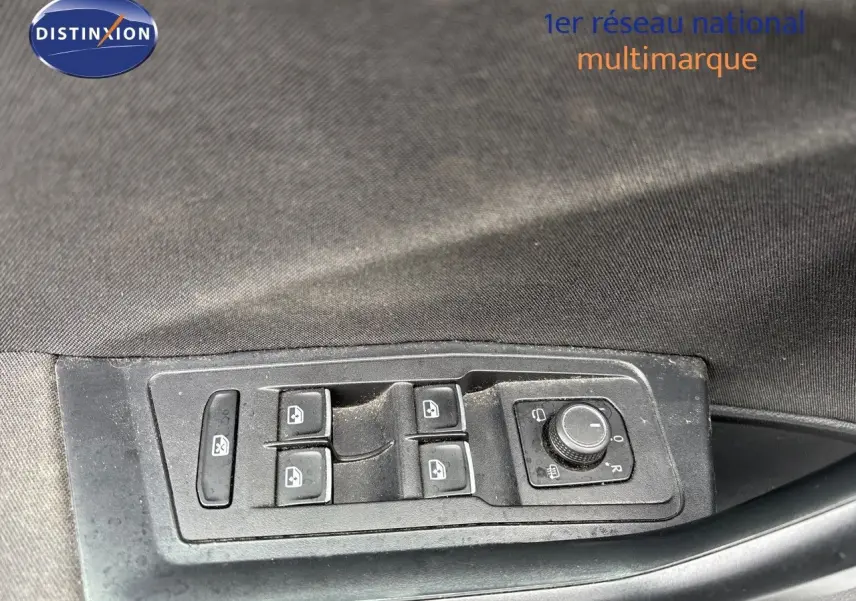 Panneau de commandes des vitres et rétroviseurs côté conducteur d'un Volkswagen T-Roc blanc argenté, intérieur tissu noir.