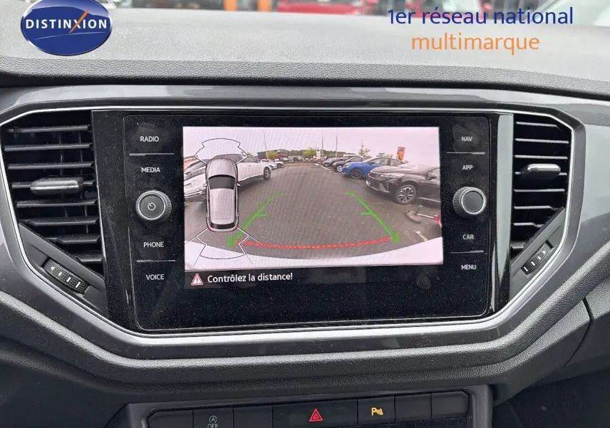 Affichage de la caméra de recul sur l'écran central du Volkswagen T-Roc blanc argenté, vue intérieure du tableau de bord.