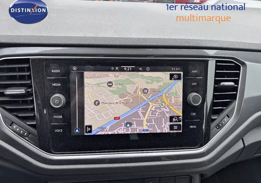 Écran tactile central du Volkswagen T-Roc blanc argenté 2021 affichant la navigation GPS en intérieur.