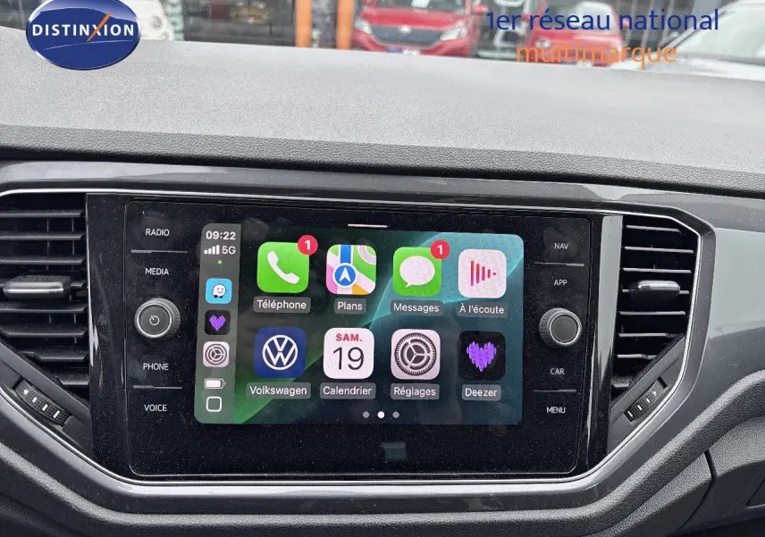 Écran tactile central du tableau de bord du Volkswagen T-Roc 1.5 TSI blanc, affichant les applications connectées.