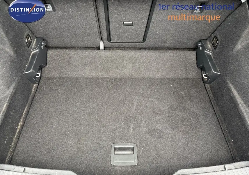 Coffre spacieux et propre du Volkswagen T-Roc 1.5 TSI 2021, vue intérieure arrière sans chargement visible.