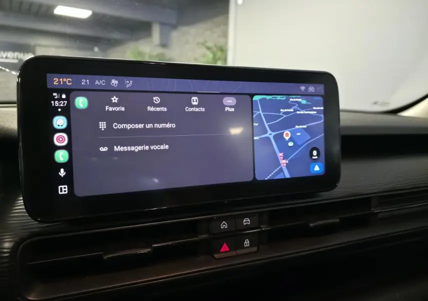 Écran tactile Uconnect 10,25 pouces affichant navigation et appels dans l'habitacle du Jeep Avenger noir.