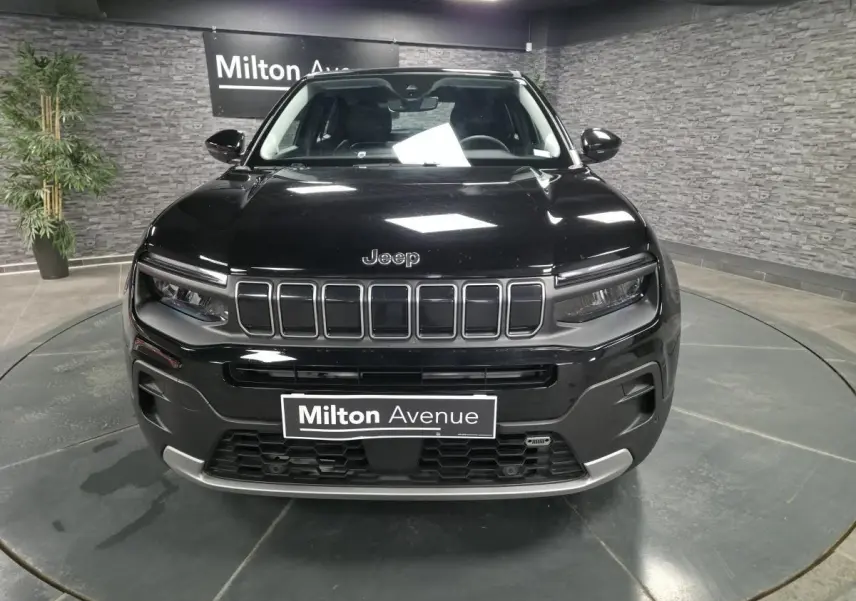 Vue frontale du Jeep Avenger noir 2024 avec calandre à sept fentes et plaque Milton Avenue visible.