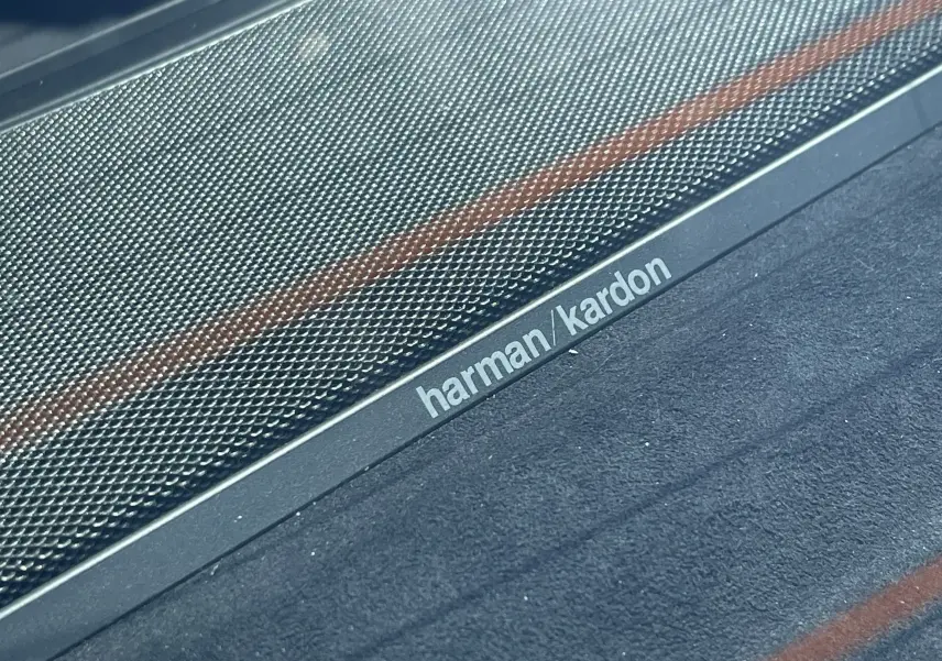 Gros plan sur le haut-parleur Harman Kardon intégré à l'intérieur de la BMW Série 7 noire 730 XDA M Sport 2015.