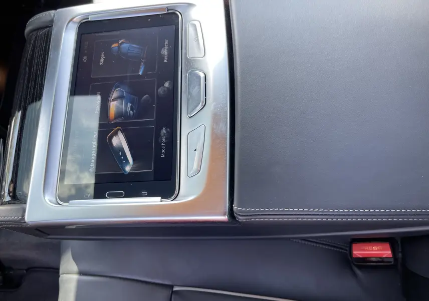Vue rapprochée de la console centrale noire en cuir avec écran tactile affichant les réglages sièges et éclairage intérieur d'une BMW Série 7 G11.