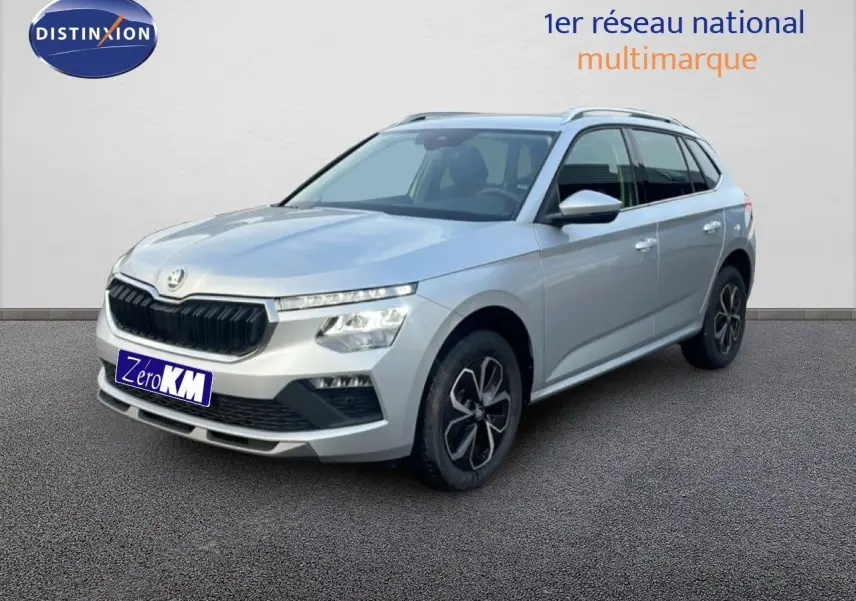 Vue 3/4 avant droit d'un Skoda Kamiq gris argent métallisé avec jantes bi-ton et calandre noire distinctive.