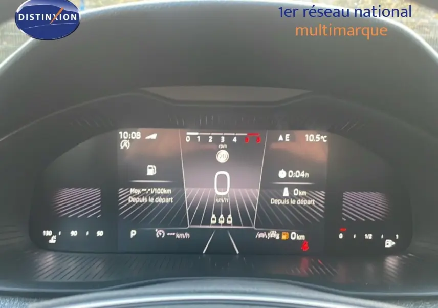 Affichage numérique du tableau de bord du Skoda Kamiq gris argent, vue frontale centrée sur l'écran de conduite.