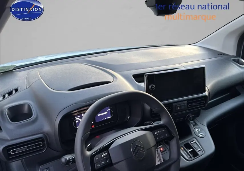 Vue intérieure du tableau de bord et volant multifonction du Citroën Berlingo Fourgon blanc, version 2025.