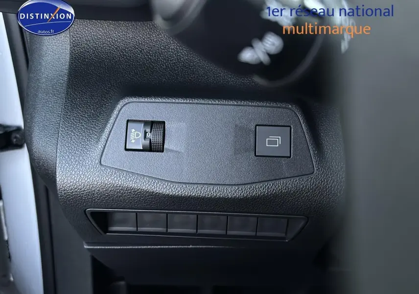 Détail du tableau de bord côté gauche du Citroën Berlingo Fourgon blanc 2025 avec commandes d’éclairage et réglage.