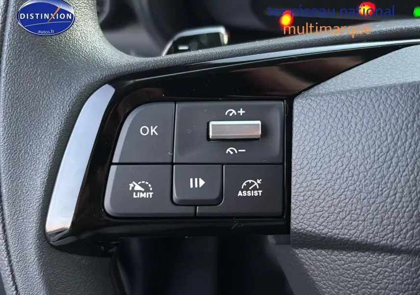 Gros plan sur les commandes du volant multifonction du Citroën Berlingo Fourgon blanc, côté gauche.