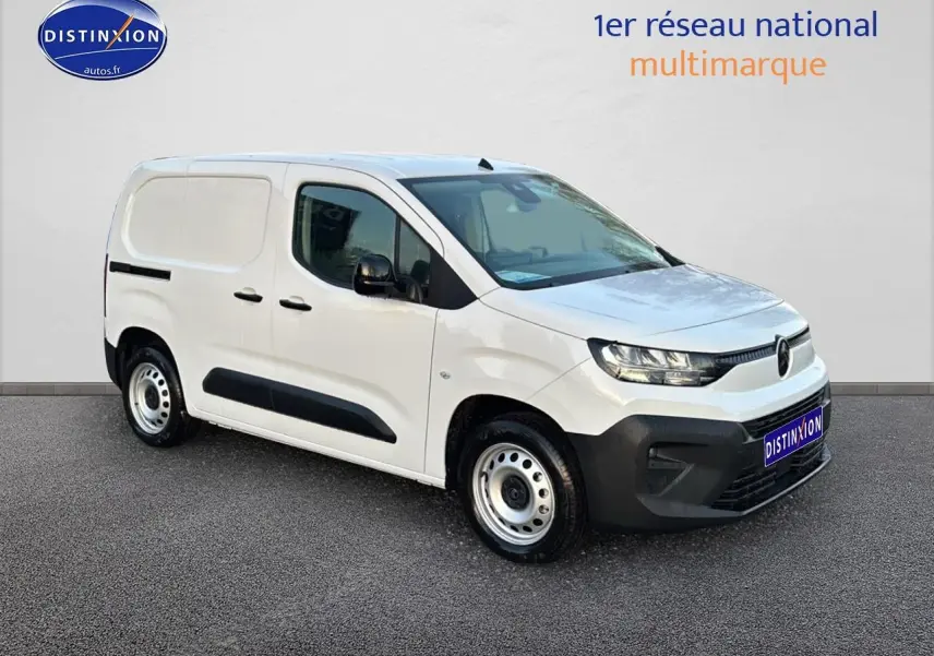 Citroën Berlingo Fourgon blanc en 3/4 avant droit, avec porte latérale coulissante et jantes acier.