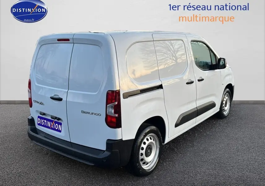 Vue 3/4 arrière droite du Citroën Berlingo Fourgon blanc avec porte latérale coulissante et double portes arrière.