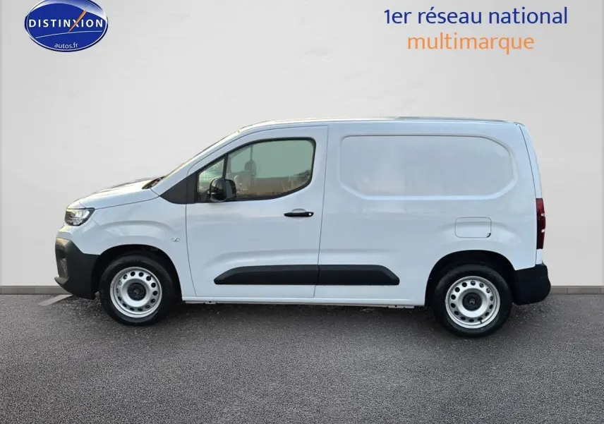 Vue latérale droite d'un Citroën Berlingo Fourgon blanc avec porte coulissante et jantes acier.