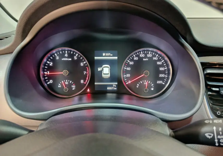 Vue rapprochée du tableau de bord du Kia Stonic 2022 avec compte-tours, compteur de vitesse et écran multifonctions affichant 7°C.