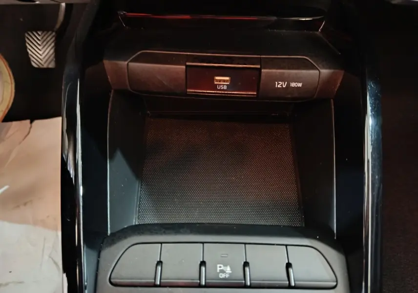 Gros plan sur la console centrale noire avec prise USB et port 12V du Kia Stonic 1.0 T-GDI 2022.