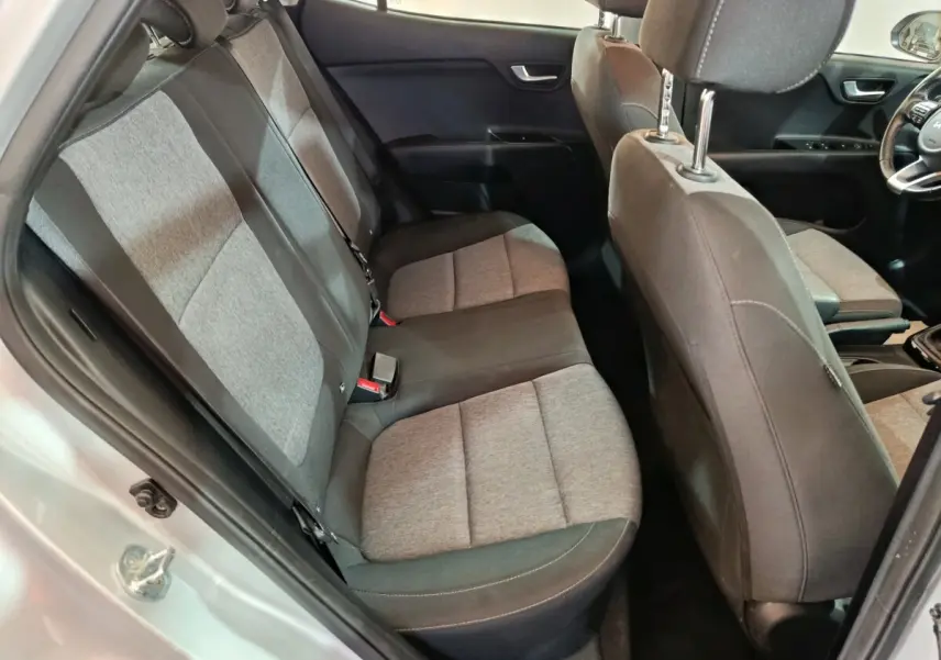 Vue intérieure côté gauche sur la banquette arrière grise et noire du KIA STONIC 1.0 T-GDI 100 URBAN 2022.