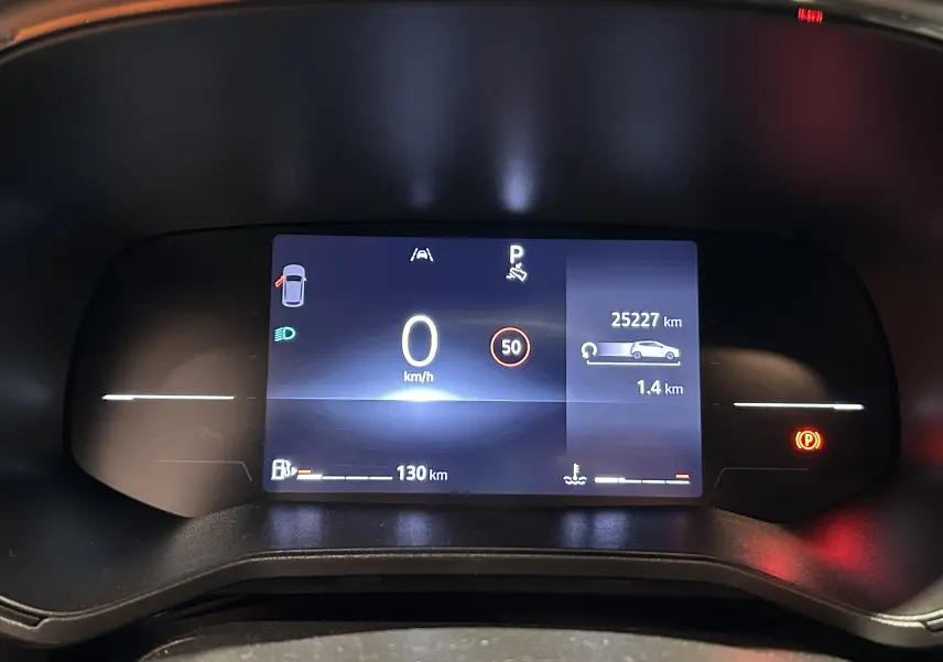 Affichage numérique du tableau de bord de la Renault Clio V, montrant la vitesse à 0 km/h et l'odomètre à 25227 km.